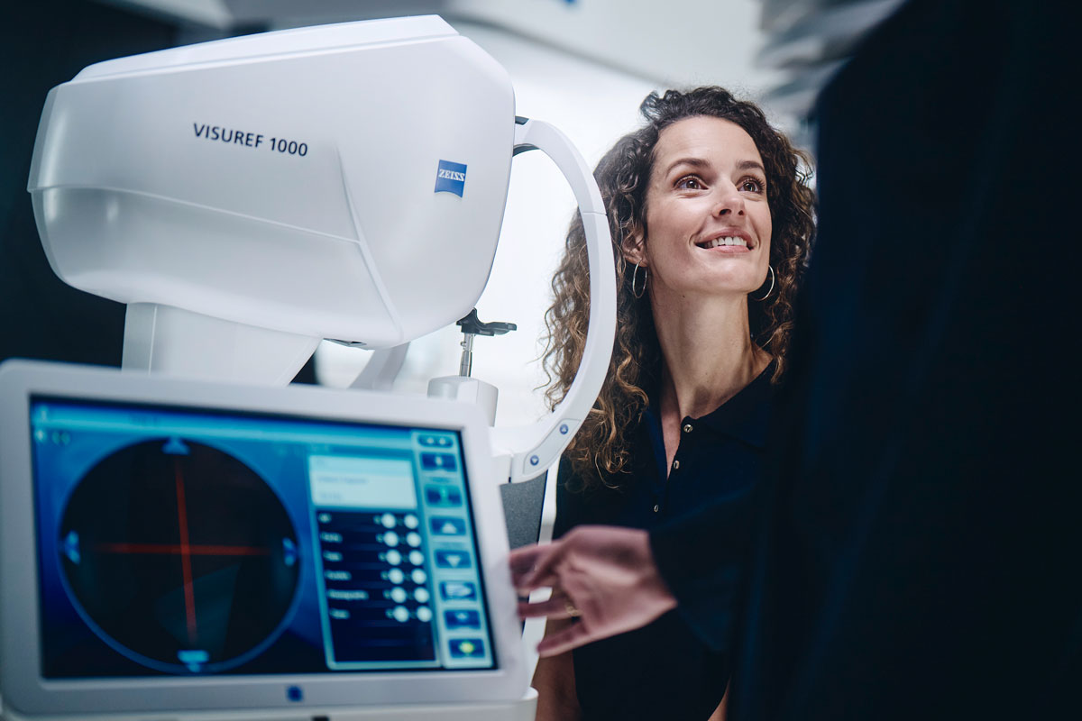 Sehtest & Augenvorsorge-Check Göttingen 4 ZEISS VISUREF 1000 Screening-System in der Seitenansicht mit Touchscreen